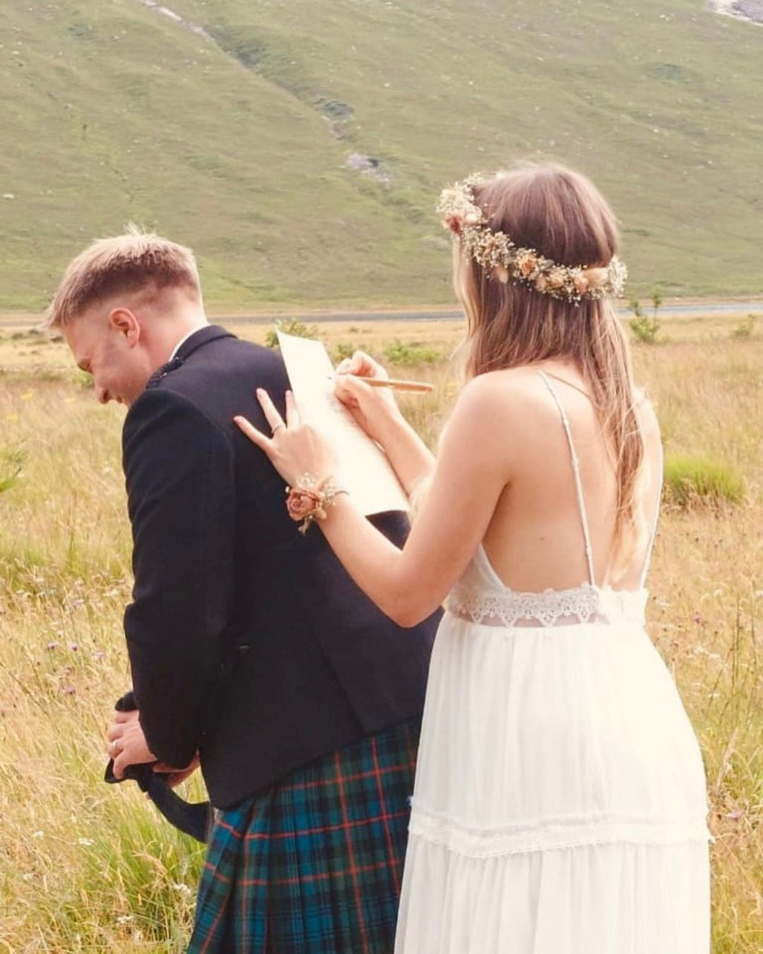 Share your wedding moments and gift your friend for her wedding!